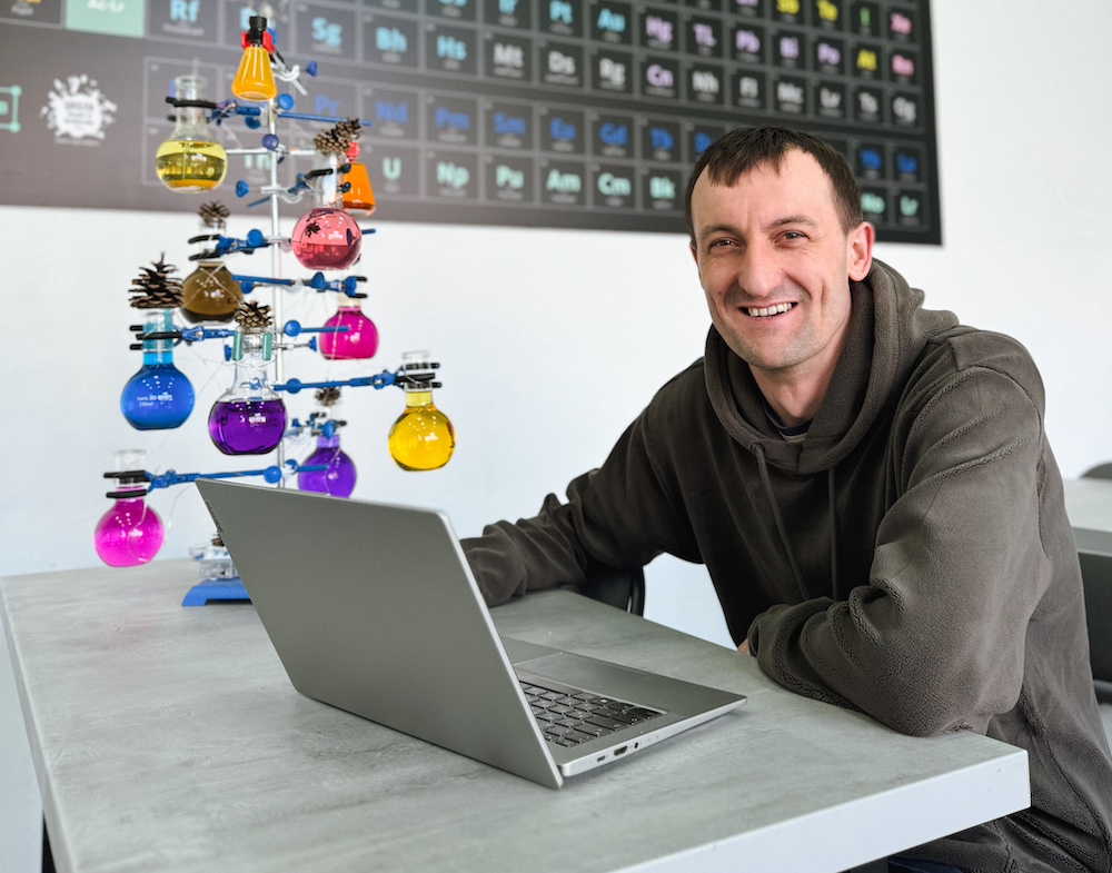 Хімія в онлайн-школі: як зацікавити, пояснити складне і навчити мислити? | Інтервʼю зі вчителем Юрієм Гриндою